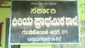 ಚಿಕ್ಕಮಗಳೂರು: ಅವನತಿಯತ್ತ ಗುಂಡಿಹೊಂಬಳ ಸರ್ಕಾರಿ ಶಾಲೆ, ಶಿಕ್ಷಕನ ವರ್ಗಾವಣೆಗೆ ಪೋಷಕರ ಪಟ್ಟು
