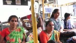 ಶಕ್ತಿ ಯೋಜನೆ ಎಫೆಕ್ಟ್:ಸರ್ಕಾರಿ ಬಸ್‌ಗಳು ಫುಲ್‌ ರಶ್, ಜೋತು ಬಿದ್ದು ಪ್ರಯಾಣ