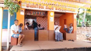 ಕುಮಟಾ: ಪುನೀತ್‌ ಅಭಿಮಾನಿಗಳ ಕೊಡುಗೆ: ಗ್ರಂಥಾಲಯವಾದ ಬಸ್ ತಂಗುದಾಣ!