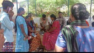 ಅನ್ನಭಾಗ್ಯ ಅಕ್ಕಿ ಬದಲು ಹಣ: ಆಧಾರ್ ಜೋಡಣೆ, ಬ್ಯಾಂಕ್‌ ಖಾತೆ ತೆರೆಯಲು ಡೆಡ್‌ಲೈನ್‌ ನೀಡಿದ ಜಿಲ್ಲಾಡಳಿತ 