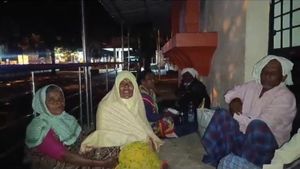  ಗುಂಡ್ಲುಪೇಟೆ: ಆಧಾರ್ ತಿದ್ದುಪಡಿಗಾಗಿ ರಾತ್ರಿಯೇ ಸೇವಾ ಕೇಂದ್ರದ ಮುಂದೆ ಠಿಕಾಣಿ ಹೂಡಿದ ಮಹಿಳೆಯರು