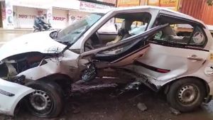 ಗೋಕುಲ್ ರಸ್ತೆಯಲ್ಲಿ ಭೀಕರ ಅಪಘಾತ: ಕಾರು ಸಂಪೂರ್ಣ ನುಜ್ಜುಗುಜ್ಜು, ಚಾಲಕ ಜಸ್ಟ್ ಮಿಸ್