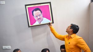 ಕೀಗಳು 'ಕಾಣೆಯಾಗಿದೆ': ಹೊಸ ಕಚೇರಿ ಹೊರಗೆ ನಿಂತ ನೂತನ ಡಿಸಿಎಂ ಅಜಿತ್ ಪವಾರ್ ಬಣ!