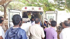  ಚಾಮರಾಜನಗರ: ಟಾಟಾ ಏಸ್ ಪಲ್ಟಿ, 20ಕ್ಕೂ ಹೆಚ್ಚು ಮಂದಿಗೆ ಗಂಭೀರ ಗಾಯ