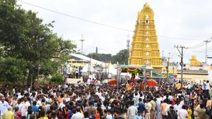  Chamundeshwari Vardhanti: ಚಿನ್ನದ ಪಲ್ಲಕ್ಕಿಯಲ್ಲಿ ತಾಯಿ ಚಾಮುಂಡಿಯ ಮೆರವಣಿಗೆ, ಭಕ್ತರಿಂದ ಉಘೆ.. ಉಘೆ.. ಜೈಂಕಾರ