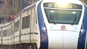 Vande Bharat Express: ಇತ್ತೀಚೆಗಷ್ಟೇ ಆರಂಭಗೊಂಡಿದ್ದ ಧಾರವಾಡ-ಬೆಂಗಳೂರು ವಂದೇ  ಭಾರತ್‌ ರೈಲಿಗೆ ಕಲ್ಲು ತೂರಾಟ, ಎಲ್ಲಿ?
