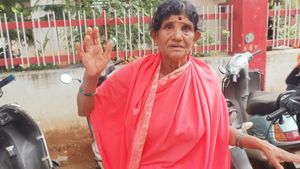 ಗೃಹಲಕ್ಷ್ಮಿ ನೊಂದಣಿ ಮಾಡಿಸುವುದಾಗಿ ನಂಬಿಸಿ ವೃದ್ಧೆಯಿಂದ ಚಿನ್ನಾಭರಣ ದೋಚಿದ ಖದೀಮರು