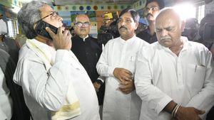 Cm Siddaramaiah: ಹಾವೇರಿ ಜಿಲ್ಲಾಸ್ಪತ್ರೆಗೆ ಸಿಎಂ ಸಿದ್ದರಾಮಯ್ಯ ದಿಢೀರ್ ಭೇಟಿ! ಸ್ಥಳದಲ್ಲೇ ಅಧಿಕಾರಿ ಅಮಾನತು! ಆಗಿದ್ದೇನು?