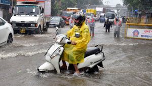  ಮುಂಬೈನಲ್ಲಿ ಧಾರಾಕರ ಮಳೆ: ತಗ್ಗು ಪ್ರದೇಶಗಳಿಗೆ ನುಗ್ಗಿದ ನೀರು, ರೈಲ್ವೆ ಹಳಿಗಳು ಜಲಾವೃತ