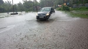 ಮುಂದುವರಿದ ಮಳೆ ಆರ್ಭಟ: ಮನೆಗಳಿಗೆ ನುಗ್ಗಿದ ನೀರು, ಉತ್ತರ ಕನ್ನಡದಲ್ಲಿ ಮೊದಲ ಸಾವು, 