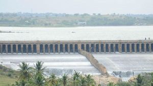 KRS Dam: ಕೆಆರ್​ಎಸ್ ಜಲಾಶಯದಿಂದ ನದಿ ಮತ್ತು ನಾಲೆಗಳಿಗೆ ನೀರು ಬಿಡುಗಡೆ 