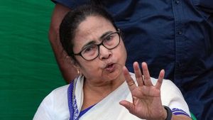  West Bengal CM Mamata Banerjee: ಬಂದೂಕು ಹಿಡಿದು ಮಮತಾ ಬ್ಯಾನರ್ಜಿ ಮನೆಗೆ ನುಗ್ಗಲು ಯತ್ನಿಸಿದ ವ್ಯಕ್ತಿ        