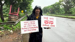 'ನದಿ ಹರಿಯುತ್ತಿದೆ ಕಸ ಎಸೆಯ ಬೇಡಿ': ಪರಿಸರ ರಕ್ಷಣೆಗಾಗಿ ತನ್ನ ಮುಂಜಾನೆಯನ್ನೇ ಮುಡಿಪಿಟ್ಟ ಯುವಕ