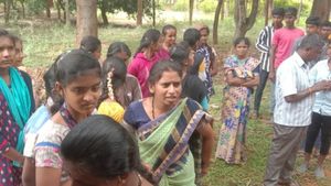 ಕುಣಿಗಲ್: ಶಾಲೆಯಲ್ಲಿ ಶಿಕ್ಷಕರ ಕೊರತೆ, ಟಿಸಿ ನೀಡುವಂತೆ ಆಗ್ರಹಿಸಿ ಪೋಷಕರ ಪ್ರತಿಭಟನೆ 