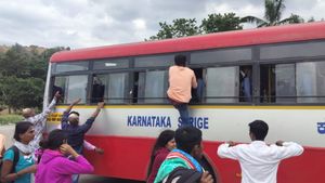  ಹನೂರು: ಕಿಟಕಿಯಿಂದ ಬಸ್‌ ಹತ್ತಿದ ಪುರುಷರು, ಮತ್ತೊಂದೆಡೆ ಡ್ರೈವರ್ ಸೀಟ್‌ ಆವರಿಸಿದ ನಾರಿಯರು