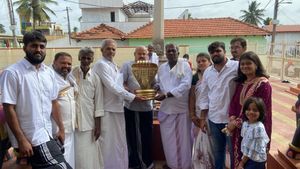 ಎರಡನೇ ಬಾರಿಗೆ ಸಿದ್ದರಾಮಯ್ಯ ಸಿಎಂ: ಸೌದಿ ಅರೇಬಿಯಾದಿಂದ ಬಂದು ಹರಕೆ ತೀರಿಸಿದ ಅಭಿಮಾನಿ 