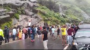  ಚಾರ್ಮಡಿ ಘಾಟ್‌ ಬಳಿ ಪ್ರವಾಸಿಗರ ಹುಚ್ಚಾಟ, ತಾಳ್ಮೆ ಕಳೆದುಕೊಂಡ ಸ್ಥಳೀಯರು ಮಾಡಿದ್ದೇನು? 