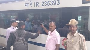 Vande Bharat Express: ಧಾರವಾಡ-ಬೆಂಗಳೂರು ವಂದೇ ಭಾರತ್ ಎಕ್ಸ್​​ಪ್ರೆಸ್ ರೈಲಿಗೆ ಮತ್ತೊಮ್ಮೆ ಕಲ್ಲೇಟು