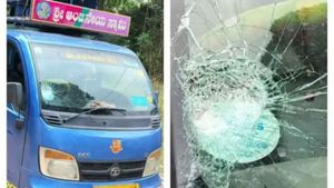 ಬೆಂ-ಮೈ ಹೆದ್ದಾರಿಯಲ್ಲಿ ದರೋಡೆಕೋರರ ಹಾವಳಿ: ಗೂಡ್ಸ್ ಮೇಲೆ ಐವರ ದಾಳಿ