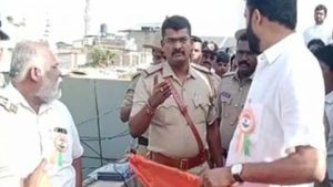 ಬೆಳಗಾವಿ: ತ್ರಿವರ್ಣ ಧ್ವಜದ ಜೊತೆ ಕೇಸರಿ ಧ್ವಜ ಹಾರಿಸಲು ಯತ್ನಿಸಿದ ಮರಾಠಿ ಪುಂಡರ ತಡೆದ ಪೊಲೀಸರು