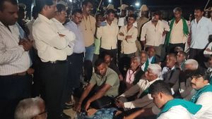 ಕಾವೇರಿ ನೀರಿಗಾಗಿ ಕರ್ನಾಟಕದ ರೈತರು ಅಹೋರಾತ್ರಿ ಪ್ರತಿಭಟನೆ 