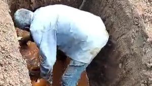  ಹರದನಹಳ್ಳಿ: ಸ್ಮಾಶನ ಇಲ್ಲದ ಕಾರಣ ಕೆಸರು ಗುಂಡಿಯಲ್ಲೇ ಮೃತರ ಅಂತ್ಯಕ್ರಿಯೆ