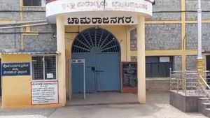  ಚಾಮರಾಜನಗರ: ನ್ಯಾಯಾಲಯಕ್ಕೆ ಕರೆದೊಯ್ಯುವಾಗ ವಿಚಾರಣಾ ಕೈದಿ ಪರಾರಿ, ಹತ್ತಾರು ಕಳವು ಪ್ರಕರಣಗಳ ಆರೋಪಿಗಾಗಿ ಶೋಧಕಾರ್ಯ