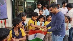 ಚಂದ್ರಯಾನ-3 ಯಶಸ್ವಿ: ಹಾಸನದಲ್ಲಿ ಪಟಾಕಿ ಸಿಡಿಸಿ ಸಂಭ್ರಮಿಸಿದ ಜನ