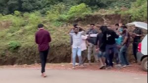  ಚಿಕ್ಕಮಗಳೂರು ಜಿಲ್ಲೆಯ ಪ್ರಸಿದ್ಧ ಪ್ರವಾಸಿ ತಾಣ ದೇವರ ಮನೆ ಮಾರ್ಗದ ರಸ್ತೆಯಲ್ಲಿ ಪ್ರವಾಸಿಗರ ಪುಂಡಾಟ
