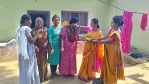  ನಾಳೆ ಗೃಹಲಕ್ಷ್ಮೀ ಯೋಜನೆಗೆ ಚಾಲನೆ: ಚಿತ್ರದುರ್ಗದಲ್ಲಿ ಮಹಿಳೆಯರಿಗೆ ಅರಿಶಿನ, ಕುಂಕುಮ ನೀಡಿ ಕಾರ್ಯಕ್ರಮಕ್ಕೆ ಆಹ್ವಾನ