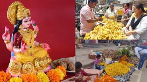 Varamahalakshmi festival 2023: ಮಾರುಕಟ್ಟೆಗಳಲ್ಲಿ ಹೂ, ಹಣ್ಣು ಬಲು ದುಬಾರಿ, ಬೆಣ್ಣೆನಗರಿಯಲ್ಲಿ ದರ ಹೀಗಿದೆ