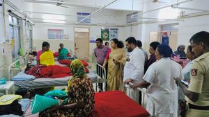  ಚಾಮರಾಜನಗರ: ಆಸ್ಪತ್ರೆ, ಇಂದಿರಾ ಕ್ಯಾಂಟೀನ್, ಹಾಸ್ಟೆಲ್‌ಗೆ ದಿಢೀರ್ ಭೇಟಿ ನೀಡಿದ ಜಿಲ್ಲಾಧಿಕಾರಿ