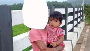 ಕಾರವಾರ: ಆನ್‌ ಇಟ್ಟಿದ್ದ ಮೊಬೈಲ್‌ ಚಾರ್ಜರ್‌ ಕಡಿದು 8 ತಿಂಗಳ ಮಗು ದಾರುಣ ಸಾವು