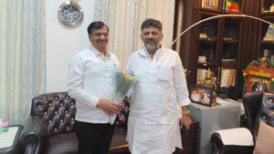 ಡಿಕೆಶಿ ಭೇಟಿಯಾದ ಜೆಡಿಎಸ್ ನಾಯಕ ಆಯನೂರು ಮಂಜುನಾಥ! 
