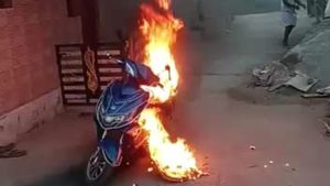  ಚಾಮರಾಜನಗರ: ಸ್ಟಾರ್ಟ್ ಮಾಡುವಾಗಲೇ ಧಗಧಗ ಹೊತ್ತಿ ಉರಿದ ಇ- ಬೈಕ್