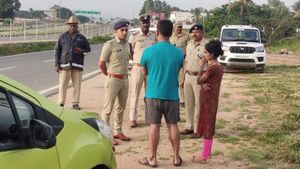 Bangaluru-Mysuru Expressway: ಒಂದೇ ರಾತ್ರಿ ಎರಡು ಕಡೆ ದರೋಡೆ, ಎಸ್‌ಪಿ ಭೇಟಿ ಪರಿಶೀಲನೆ