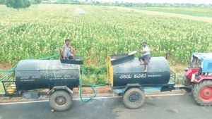 ಗದಗ: ಕೈ ಕೊಟ್ಟ ಮಳೆ, ಬೆಳೆ ಉಳಿಸಿಕೊಳ್ಳಲು ಚರಂಡಿ ನೀರಿಗೂ ಭಾರೀ ಬೇಡಿಕೆ