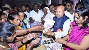 Gruha Lakshmi Scheme: ರಾಮನಗರದಲ್ಲಿ ಮಹಿಳೆಯರಿಗೆ ಬಾಗಿನ ನೀಡುವ ಮೂಲಕ ಗೃಹಲಕ್ಷ್ಮಿ ಯೋಜನೆಗೆ ಚಾಲನೆ