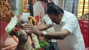  ಕೋಡಿ ಮಠಕ್ಕೆ ಸಚಿವ ಚಲುವರಾಯಸ್ವಾಮಿ ದಿಢೀರ್‌ ಭೇಟಿ, ಶ್ರೀಗಳ ಜೊತೆ ಗುಪ್ತ ಮಾತುಕತೆ