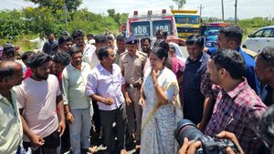  ರಕ್ತದ ಮಡುವಿನಲ್ಲಿ ಬಿದ್ದು ಒದ್ದಾಡುತ್ತಿದ್ದ ಯುವಕರನ್ನು ಆಸ್ಪತ್ರೆಗೆ ಸಾಗಿಸಿ ಮಾನವೀಯತೆ ಮೆರೆದ ಸಚಿವೆ ಲಕ್ಷ್ಮಿ ಹೆಬ್ಬಾಳ್ಕರ್