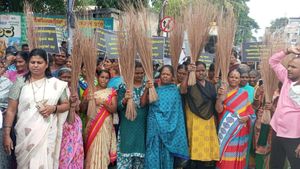  ಮಂಡ್ಯ: ಚಲುವರಾಯಸ್ವಾಮಿ ದೂರು ಖಂಡಿಸಿ ಕಾಂಗ್ರೆಸ್ ಪ್ರತಿಭಟನೆ, ಮಹಿಳೆಯರಿಂದ ಪೊರಕೆ ಚಳವಳಿ