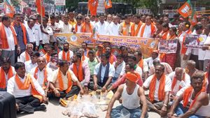 ತಮಿಳುನಾಡಿಗೆ ನೀರು ಹರಿಬಿಟ್ಟಿದ್ದಕ್ಕೆ ಬೃಹತ್‌ ಪ್ರತಿಭಟನೆ: ಕಿವಿ ಮೇಲೆ ಹೂವಿಟ್ಟು ಬಿಜೆಪಿ ಆಕ್ರೋಶ