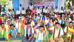 ದಿನೇ ದಿನೇ ಹೆಚ್ಚುತ್ತಿದೆ ಕಾವೇರಿ ಕಾವು: ಮಂಡ್ಯದಲ್ಲಿ ರೈತರ ಧರಣಿ, ಸರ್ಕಾರ ವಿರುದ್ಧ ತೀವ್ರ ಆಕ್ರೋಶ 