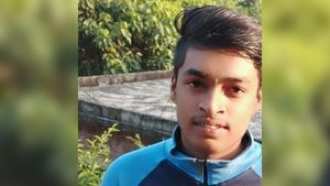  ಪುತ್ತೂರು: ನಡುರಸ್ತೆಯಲ್ಲೇ ಯುವತಿಯ ಕತ್ತು ಸೀಳಿದ ಪಾಗಲ್ ಪ್ರೇಮಿ ಬಂಧನ