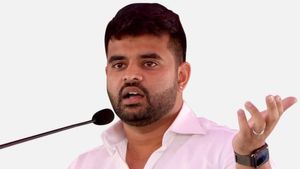 ನಿಮ್ಮ ಉಚಿತ ಕರೆಂಟ್ ನಮಗೆ ಬೇಡ.  ಆದರೆ.. ಪ್ರಜ್ವಲ್‌ ರೇವಣ್ಣ ಹೇಳಿದಿಷ್ಟು !