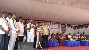  Gruha Lakshmi scheme: ಗೃಹಲಕ್ಷ್ಮಿ ಸಮಾರಂಭದಲ್ಲಿ ಪಾಲ್ಗೊಂಡ ಎಸ್‌ಟಿ ಸೋಮಶೇಖರ್‌- ಬಿಜೆಪಿಗೆ ಕನ್ಫೂಸ್‌ ಮಾಡುತ್ತಿರುವ ಶಾಸಕ