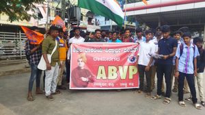 ಸರ್ಕಾರದ ಶಕ್ತಿ ಯೋಜನೆಯಿಂದ ತೊಂದರೆ: ರಸ್ತೆಗಿಳಿದು ವಿದ್ಯಾರ್ಥಿಗಳ ಪ್ರತಿಭಟನೆ