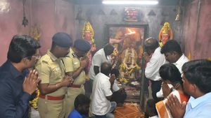  Tamil Nadu: 100 ವರ್ಷಗಳ ಬಳಿಕ ತಿರುವಣ್ಣಾಮಲೈ ಅಮ್ಮನ್ ದೇವಸ್ಥಾನಕ್ಕೆ ದಲಿತರ ಎಂಟ್ರಿ- ಪ್ರತಿಭಟನೆ, ಪೊಲೀಸ್‌ ಭದ್ರತೆ