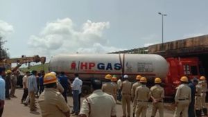 ಅಂಡರ್‌ ಪಾಸ್‌ನಲ್ಲಿ ಸಿಲುಕಿ ಗ್ಯಾಸ್ ಸೋರಿಕೆಯಾಗಿದ್ದ ಟ್ಯಾಂಕರ್ ತೆರವು: ನಿಟ್ಟುಸಿರು ಬಿಟ್ಟ ಧಾರವಾಡ ಜನ 