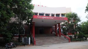  ರಾಯಚೂರು: 9 ತಿಂಗಳು ಕಳೆದರೂ ತೆರೆಯದ ರಂಗಮಂದಿರದ ಬಾಗಿಲು, ಇದಕ್ಕೆ ಪ್ರಮುಖ ಕಾರಣ ಇಲ್ಲಿದೆ ನೋಡಿ